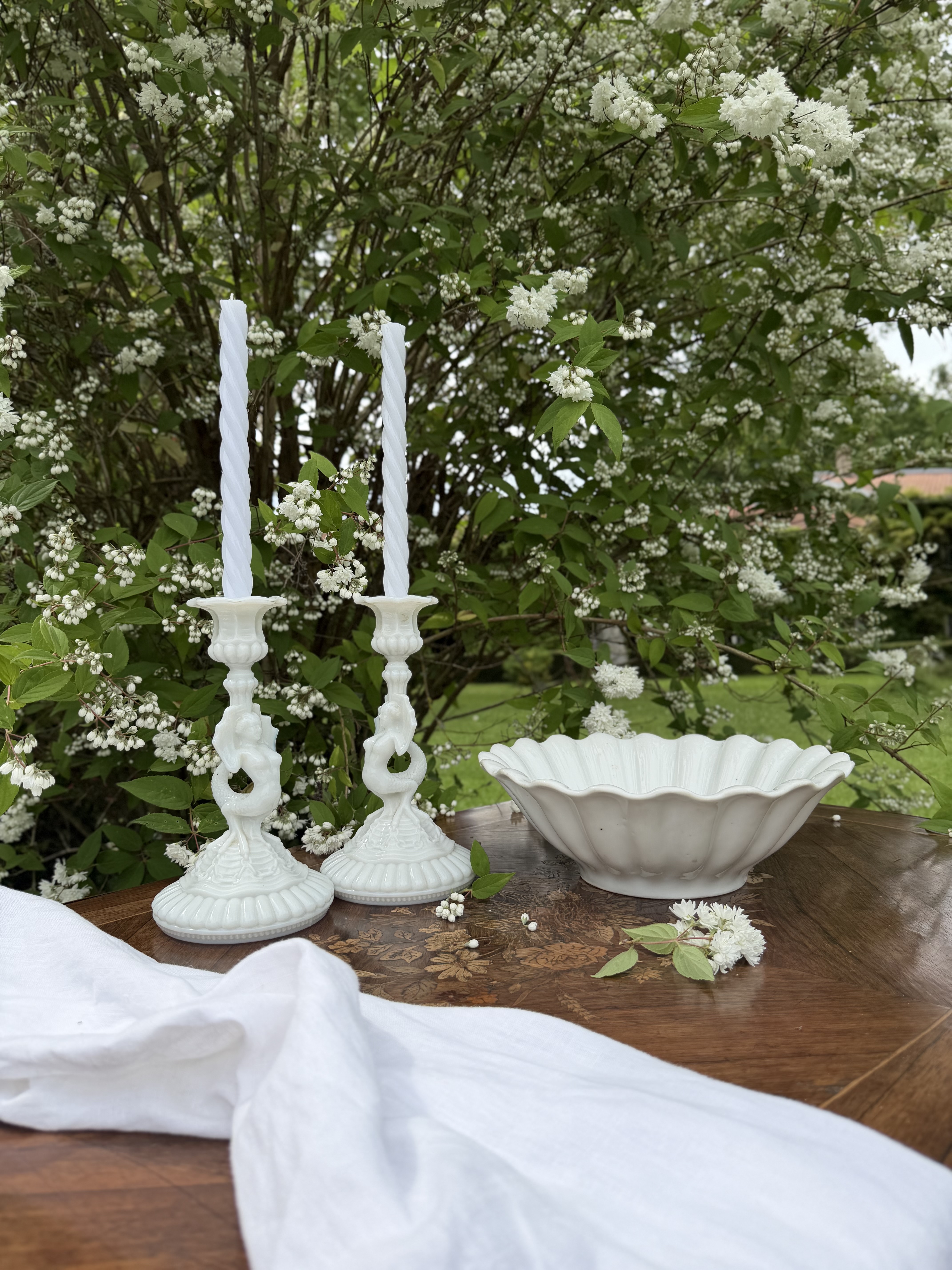 Faïence bowl styled with white opaline neo-classical candlesticks