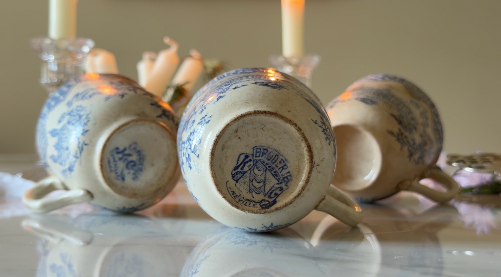Underside showing the K&G Lunéville Broderie maker's mark and crazing