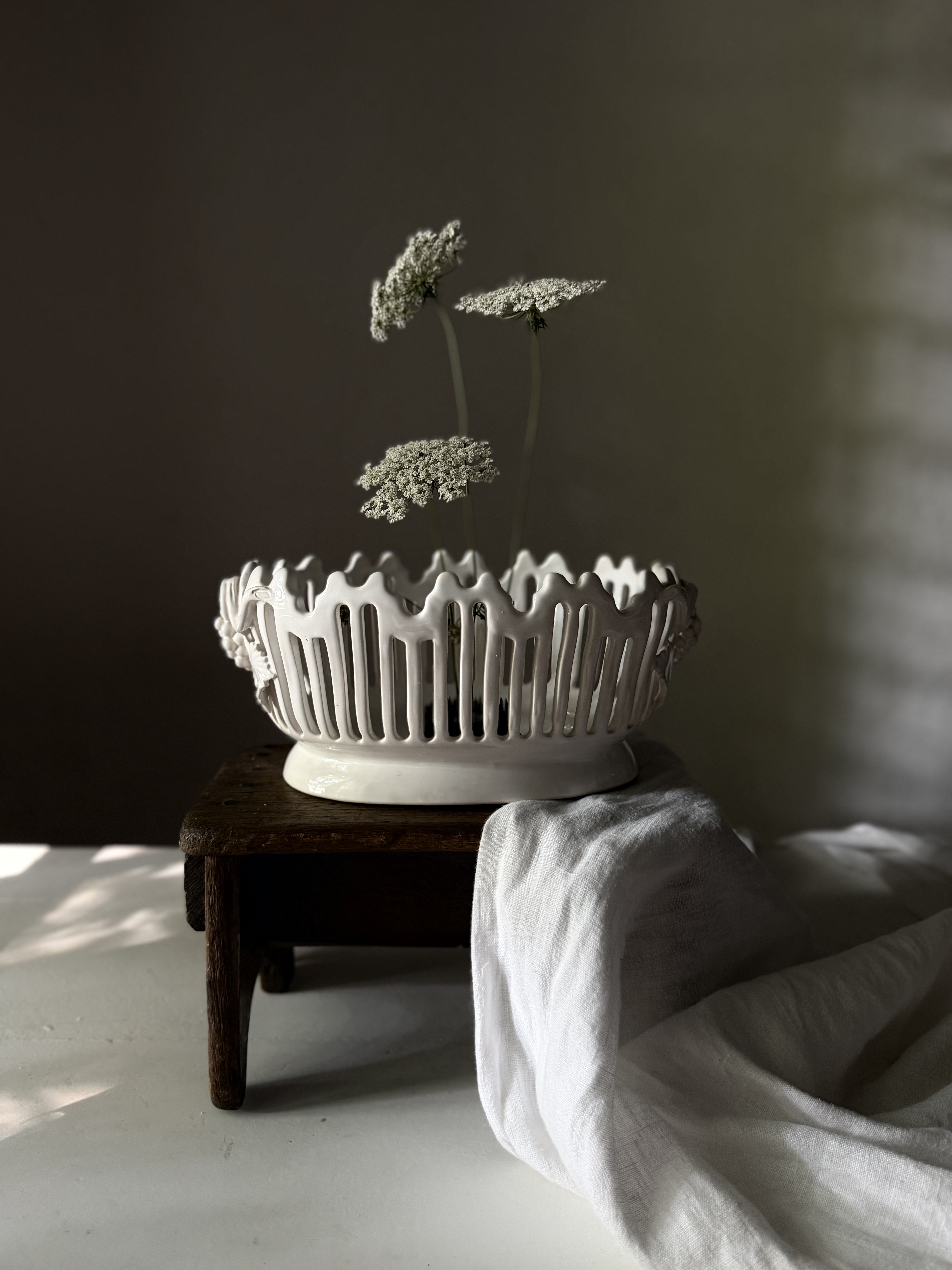 Pierced white faïence basket styled with delicate botanical sprigs